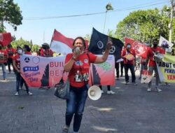 Hari Pariwisata Sedunia 2021, Buruh Demo Kantor Gubernur Bali