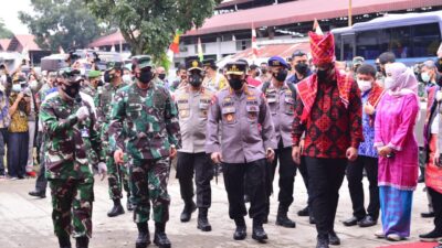 Wali Kota Medan Bersama Panglima TNI dan Kapolri Meninjau Vaksinasi Massal di Pasar Induk Lau Cih