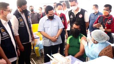 Menteri BUMN dan Ketua Kadin Indonesia, Bobby Nasution Tinjau Vaksinasi Massal di Medan Polonia