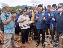 Irma Suryani Kunjungi Korban Banjir di Batu Raja Sumatera Selatan