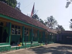 Ironis, Bendera Merah Putih Usang Dan Robek Berkibar di halaman Sekolah SDN 3 Gunung Tanjung, Kabupaten Tasikmalaya