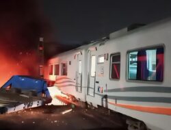Kereta Api Tabrak Truk Trailer Hingga Terbakar Di Semarang