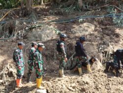 Dengan Bantuan Team K9 Yonif 300 Raider Brajawijaya Kodim 0611 Garut berhasil menemukan korban yang tertimbun longsor.