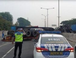 Truk Container Terbalik dan Menutup Jalan Exit Tol Semper Jakut