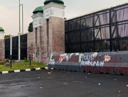 Jejak Aksi Mahasiswa, DPR Dipenuhi Coretan Protes, Fasilitas Rusak