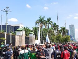 Buruh dan Mahasiswa Kepung DPR-RI: Tuntut Hapus Outsourcing, Naikkan Upah, Stop PHK.