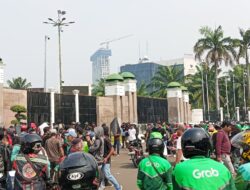 Demo 25 Agustus Memanas: Ojol, Mahasiswa, dan Warga Kepung DPR, Protes Gaji Rp3 Juta Per Hari Plus Uang Kos Rp50 Juta!