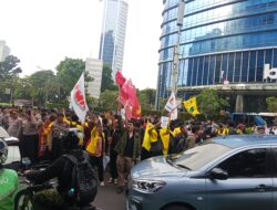 POLISI BLOKADE MAHASISWA MENUJU BUNDARAN HI, JALAN SUDIRMA MACET PANJANG